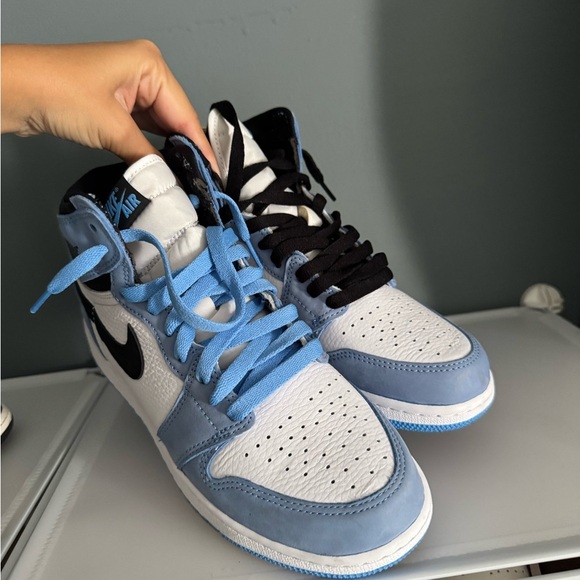 University Blue Jordan 1s. 7y Women’s 8.5 - Picture 2 of 4
